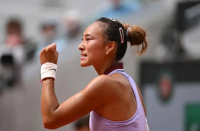 最新战报！郑钦文首盘险破发，轰出2记ACE球，1-2落后鲁季奇！