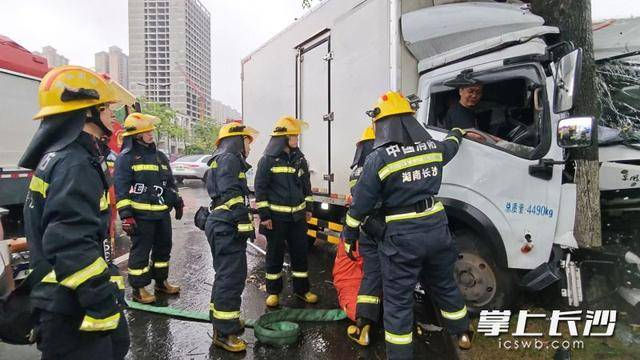 货车撞树司机被困，长沙县消防来解围