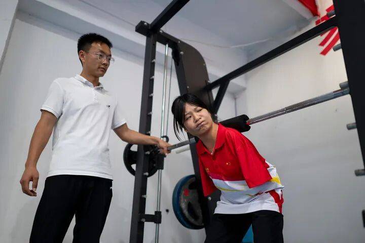 无臂女孩刘三华：用脚撑起“铁人”人生