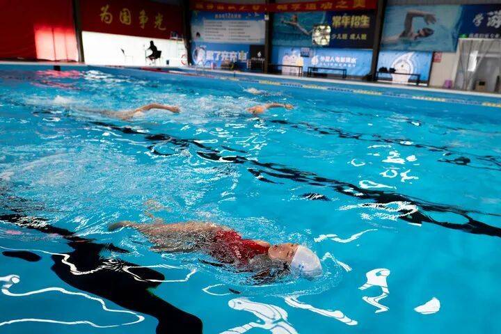 无臂女孩刘三华：用脚撑起“铁人”人生