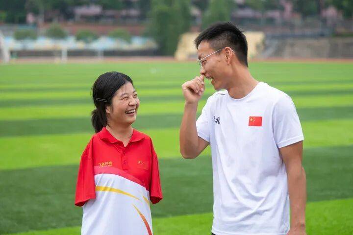 无臂女孩刘三华：用脚撑起“铁人”人生