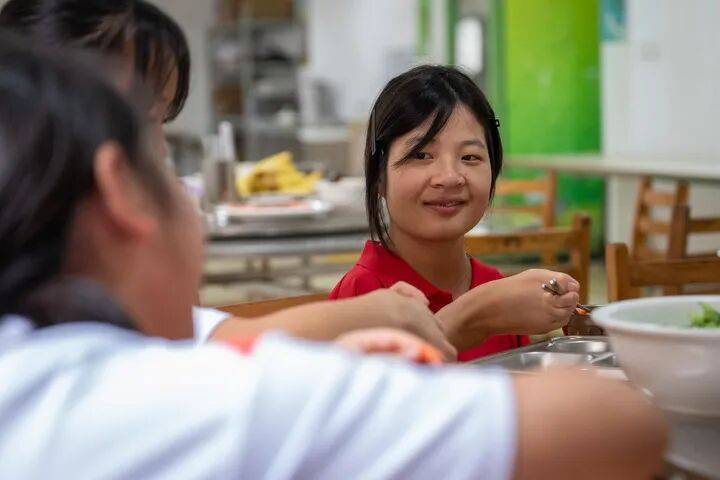 无臂女孩刘三华：用脚撑起“铁人”人生